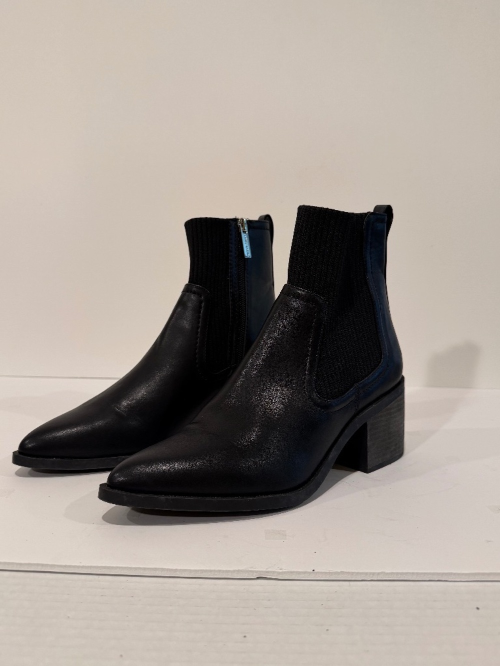ANNE KLEIN - New without tags - Ribbed Trim Booties
